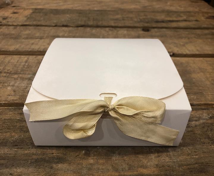 SCATOLA CON FIOCCO H5 14X14CM. 10PZ. CREMA
