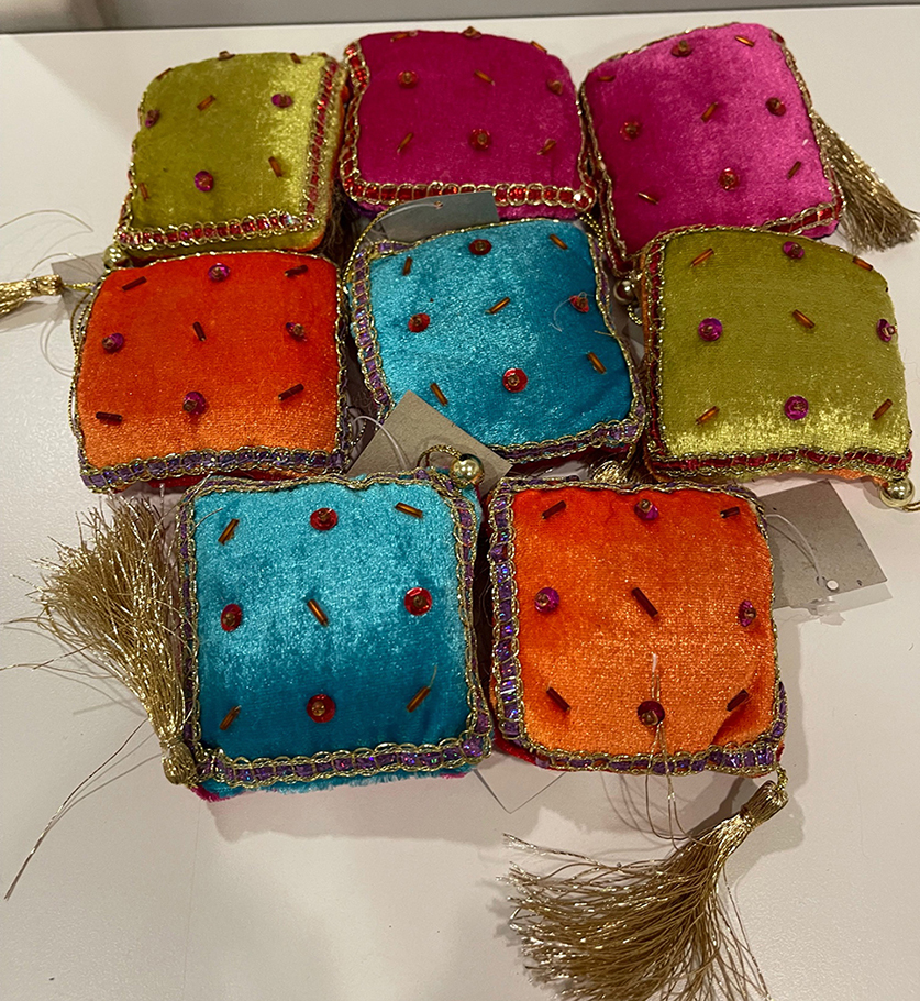 CUSCINO STOFFA 8PZ. 4 ASS. 5X5CM.