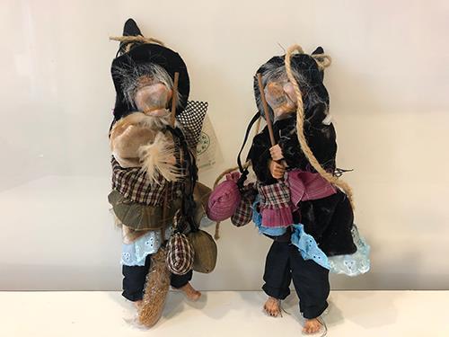 BEFANA GRIG/ROSA  2PZ. H24CM.C/MERLETTO