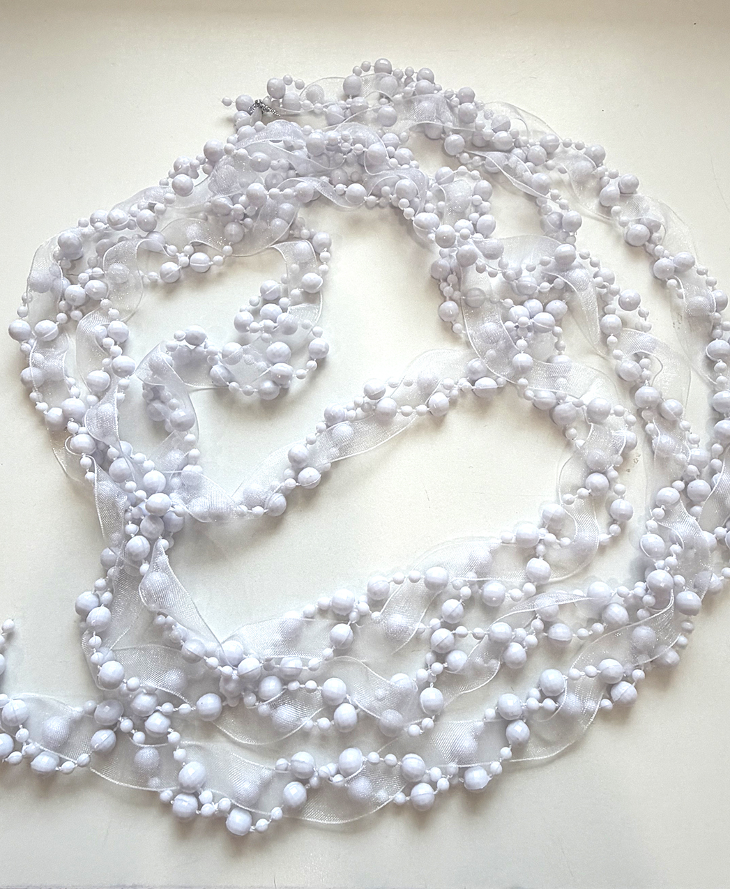 FILO DI PERLE C/NASTRO 270CM. BIANCO