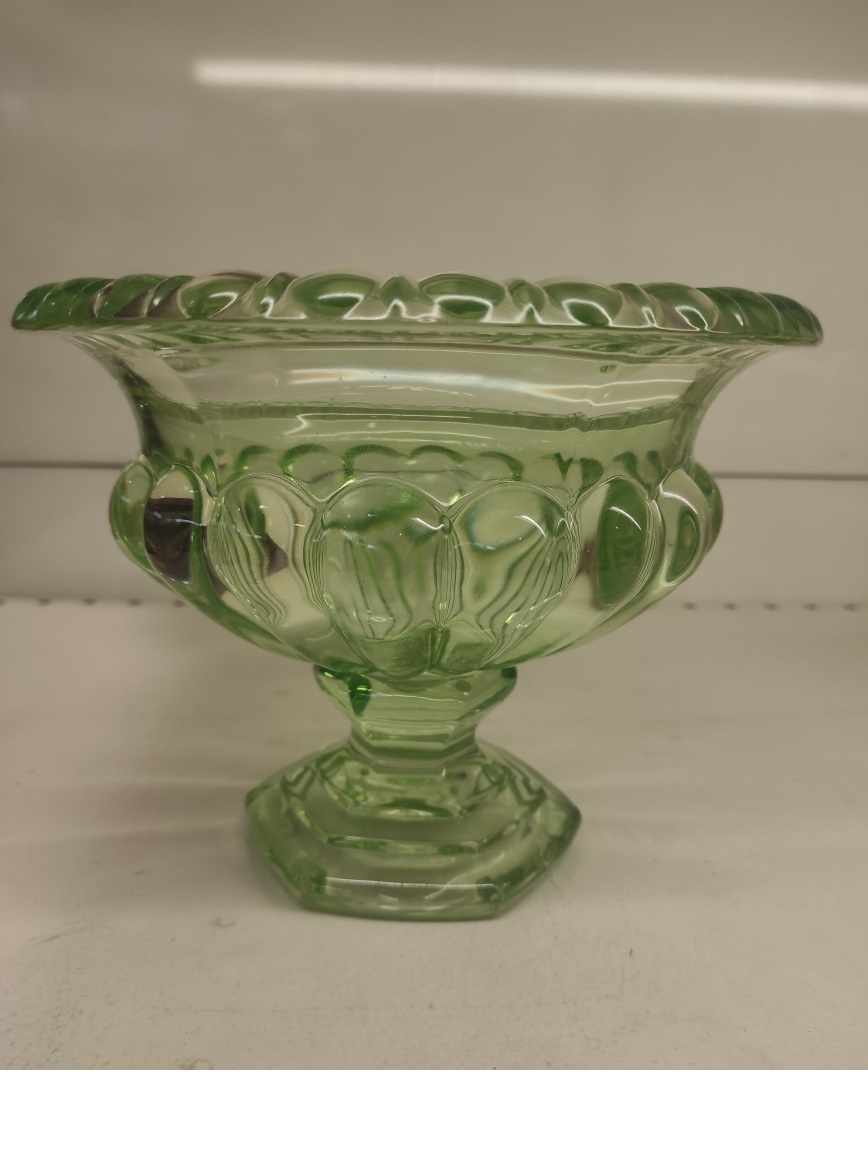 CENTROTAVOLA CON PIEDE D20 H16CM. VERDE MELA